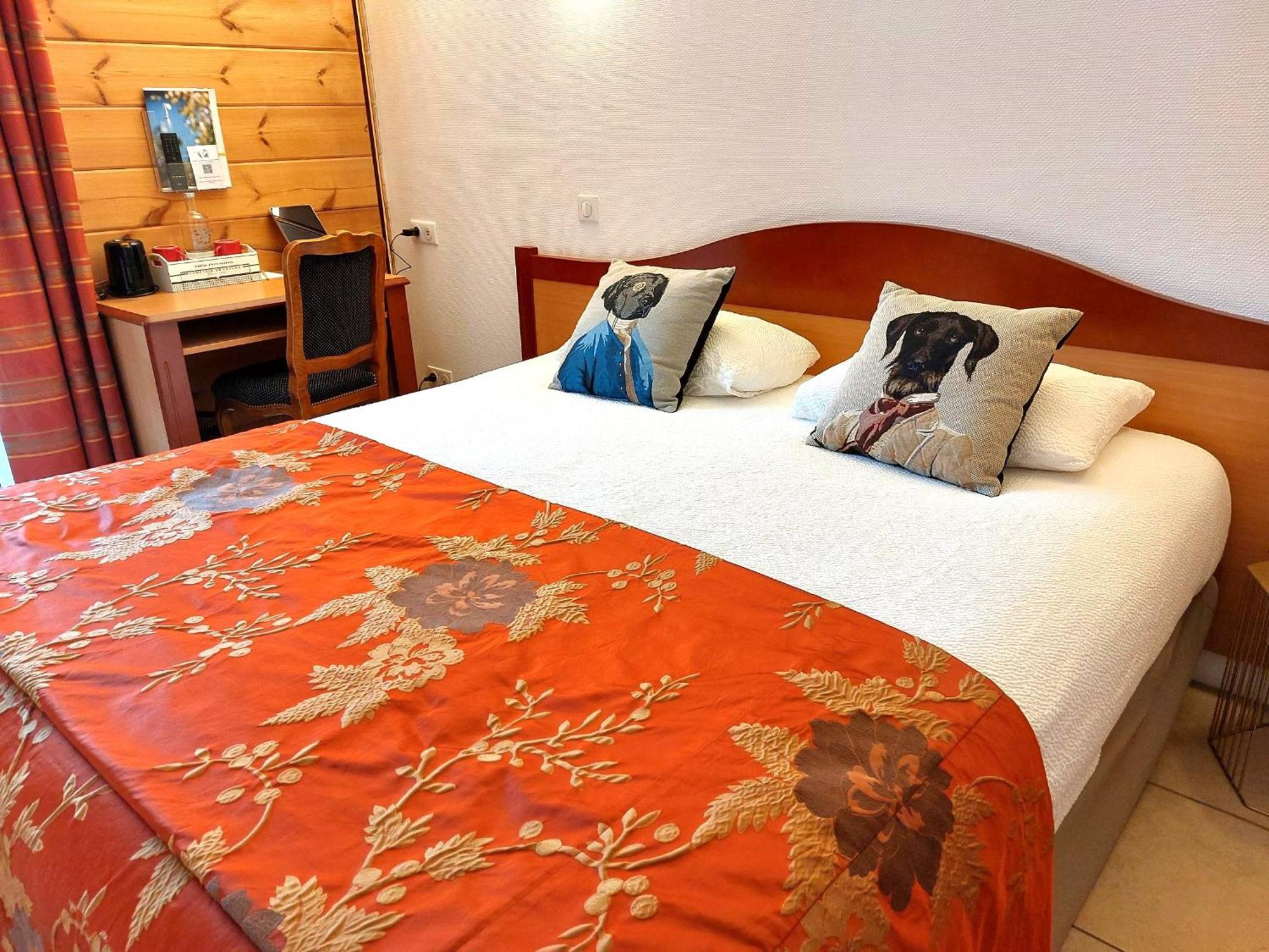 Logis Hotel & Restaurant Des Lacs Celles-sur-Plaine Ngoại thất bức ảnh