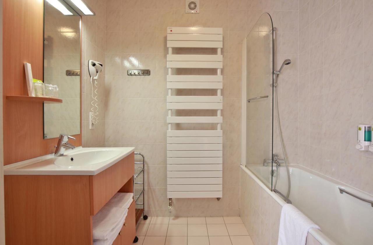 Logis Hotel & Restaurant Des Lacs Celles-sur-Plaine Ngoại thất bức ảnh